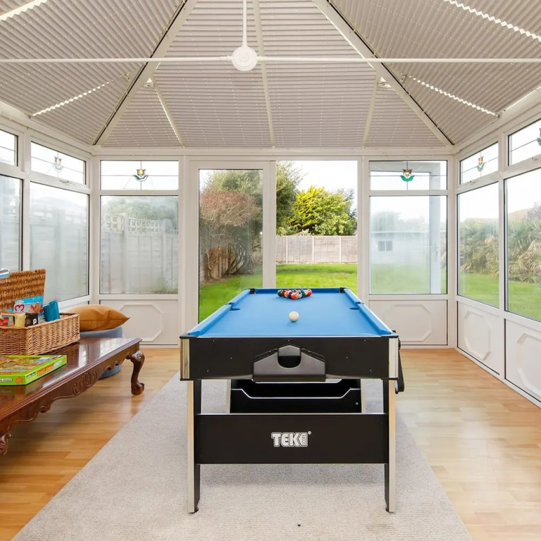Bright & Modern 4 br House 100 metres from Beach