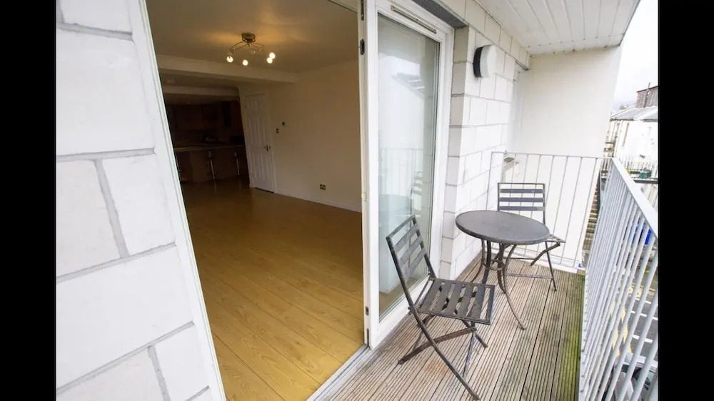 3-bed Apartment - Sleeps 6 - Parking, Wifi, Pets