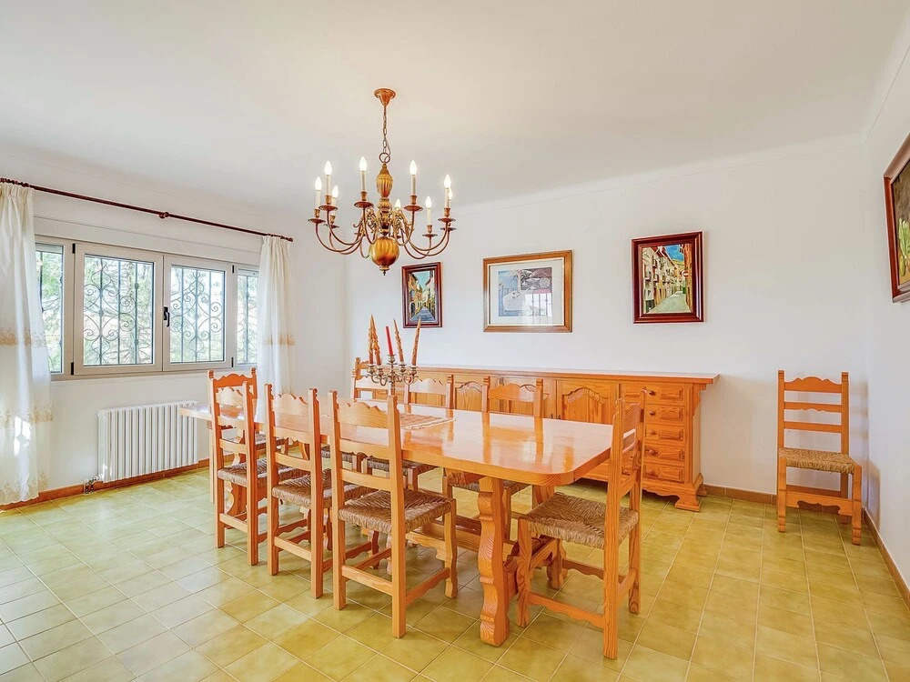 Spacious House in Quiet Residential Area With Private Pool, Terraces and BBQ