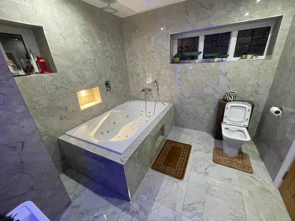 1 Bed Flat - Sleeps 2 - Hot Tub - Parking - Wifi