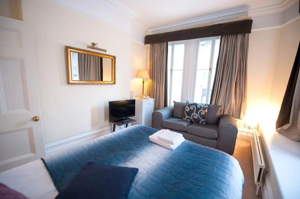 159 Knightsbridge