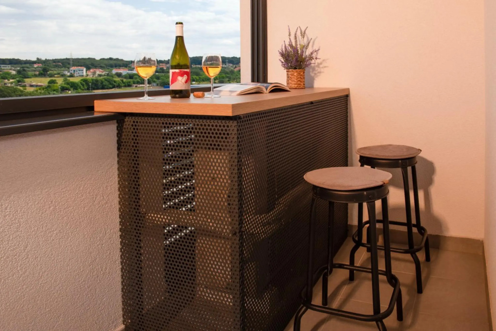 LUX 3 Bedroom Suite with FREE Private Parking