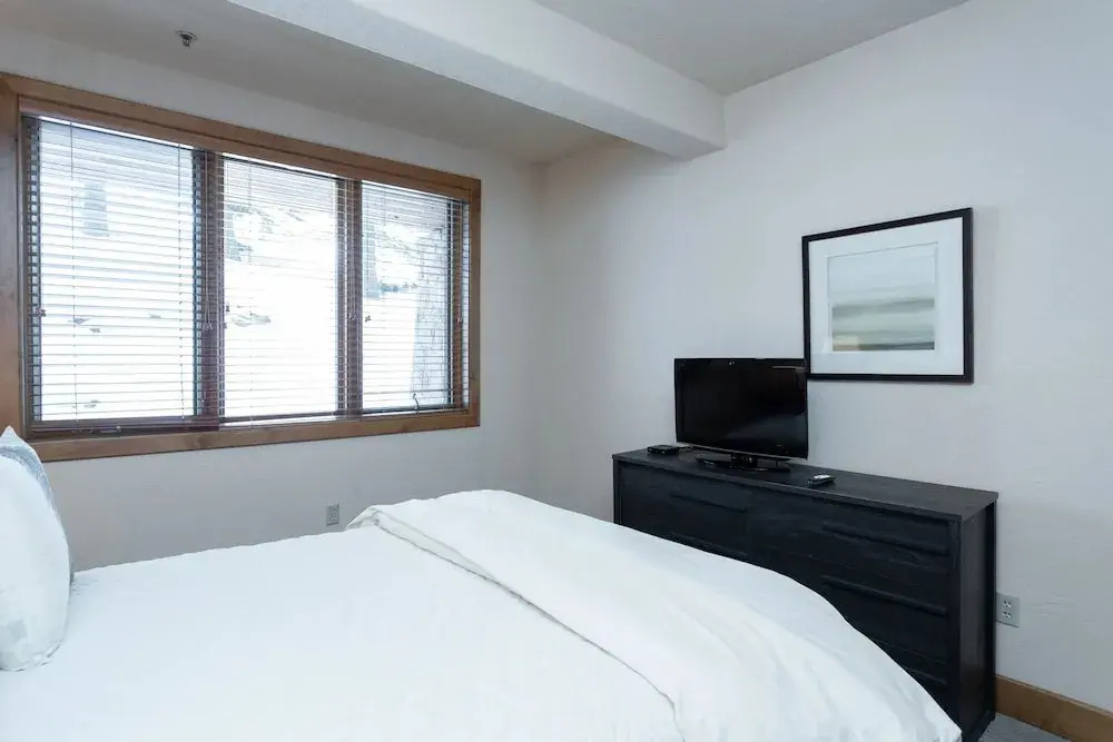 Sterling Lodge at Deer Valley Resort - Three Bedroom Condo with Hot Tub #108 3 Condo