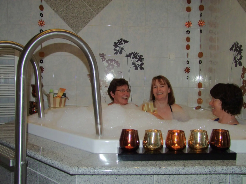 Cushy Apartment with Hot Tub, Sauna, Solarium, BBQ, Balcony