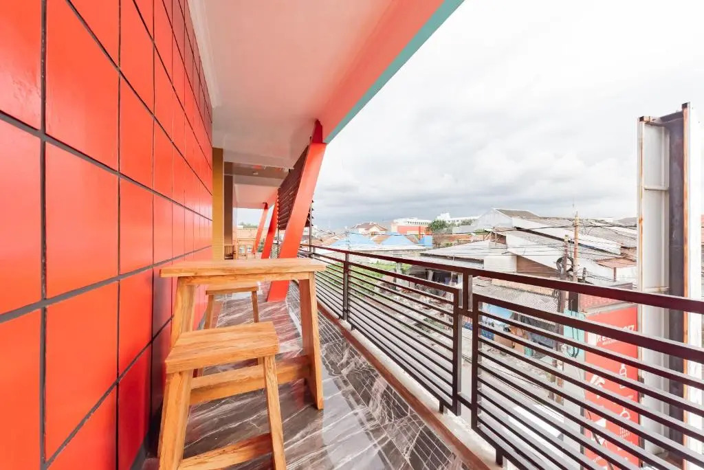 RedDoorz near Kejaksan Station Cirebon
