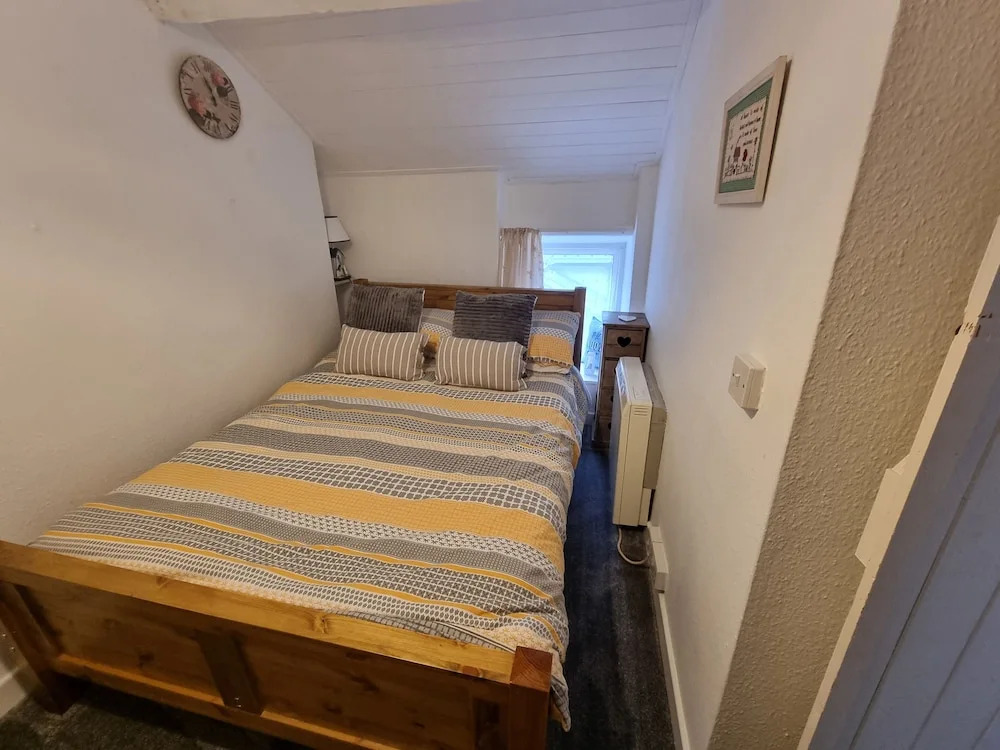 2 Bed House - Sleeps 3 - Pets - Garden - Parking