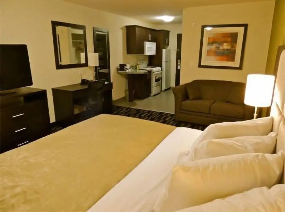 Stoughton Western Star Inn & Suites