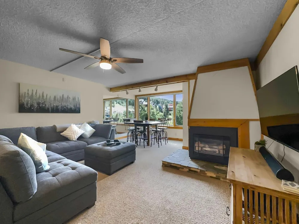 Timeless Classic Ski Condo - SH404 by RedAwning