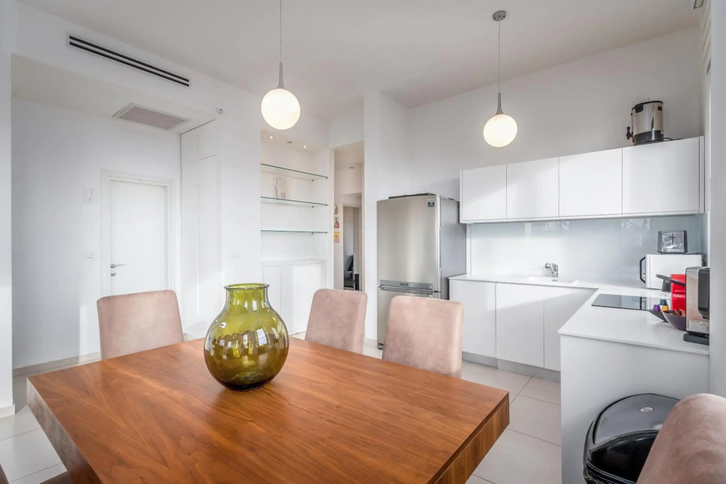 Modern & Bright 3 BDR close to the beach
