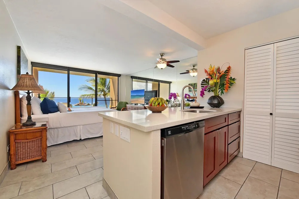 Mahana 602 Studio Bedroom 1 Bathroom Condo by Redawning