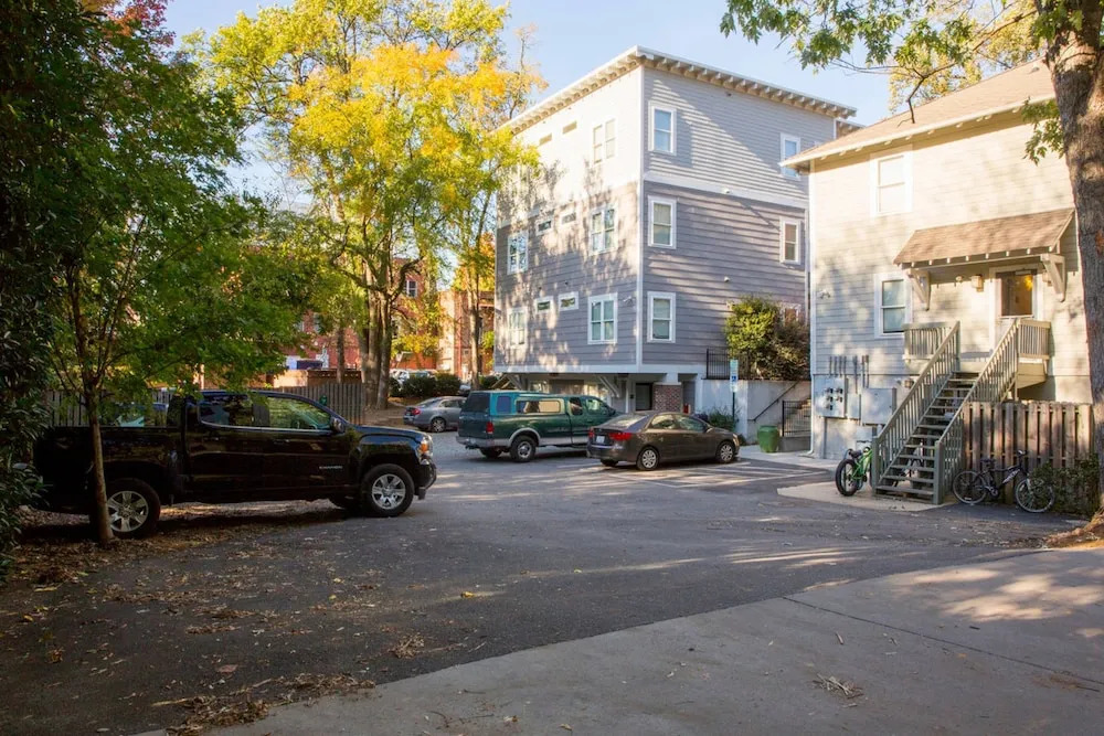 Fun 1 BR Apt In Popular NODA