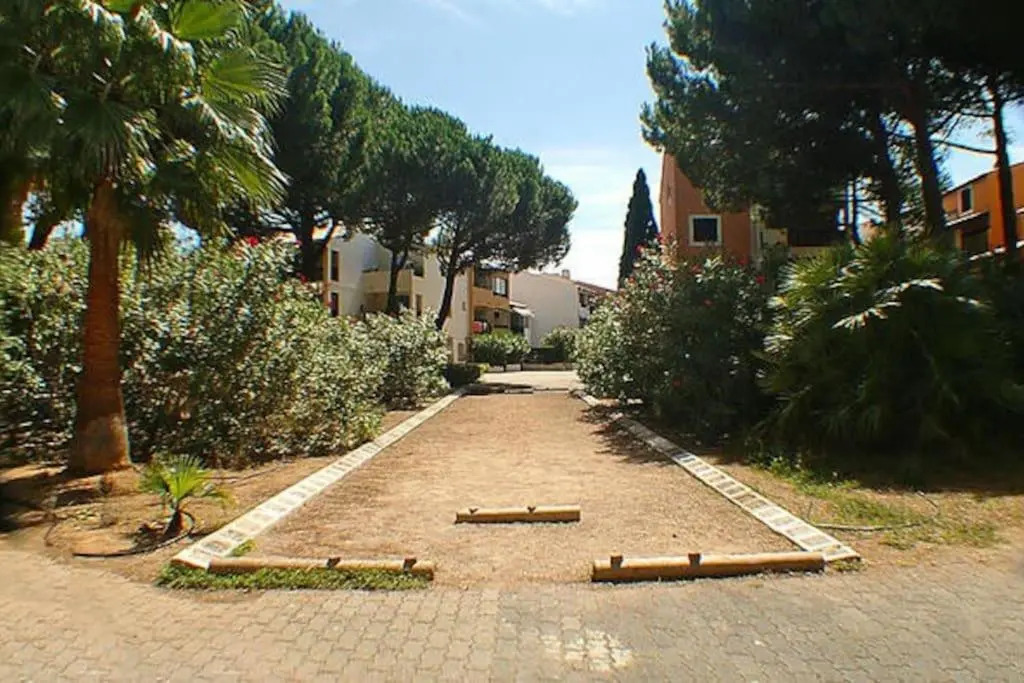 Studio cabine climatisé rez de jardin plage 150m Boucanet