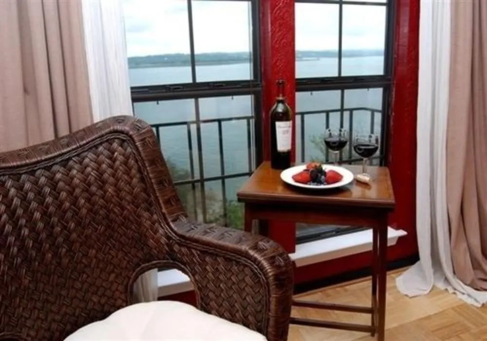 Lakehouse Bed and Breakfast