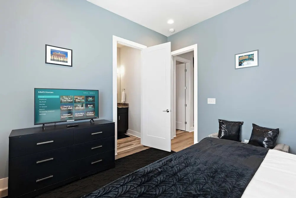 Private Home w Rooftop Game Room Near Downtown