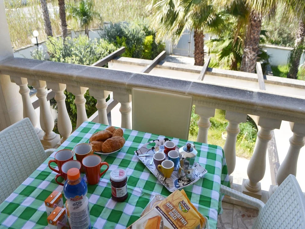 Air-conditioned Apartment Near The Beach With Spacious Balcony & Garden, Pets