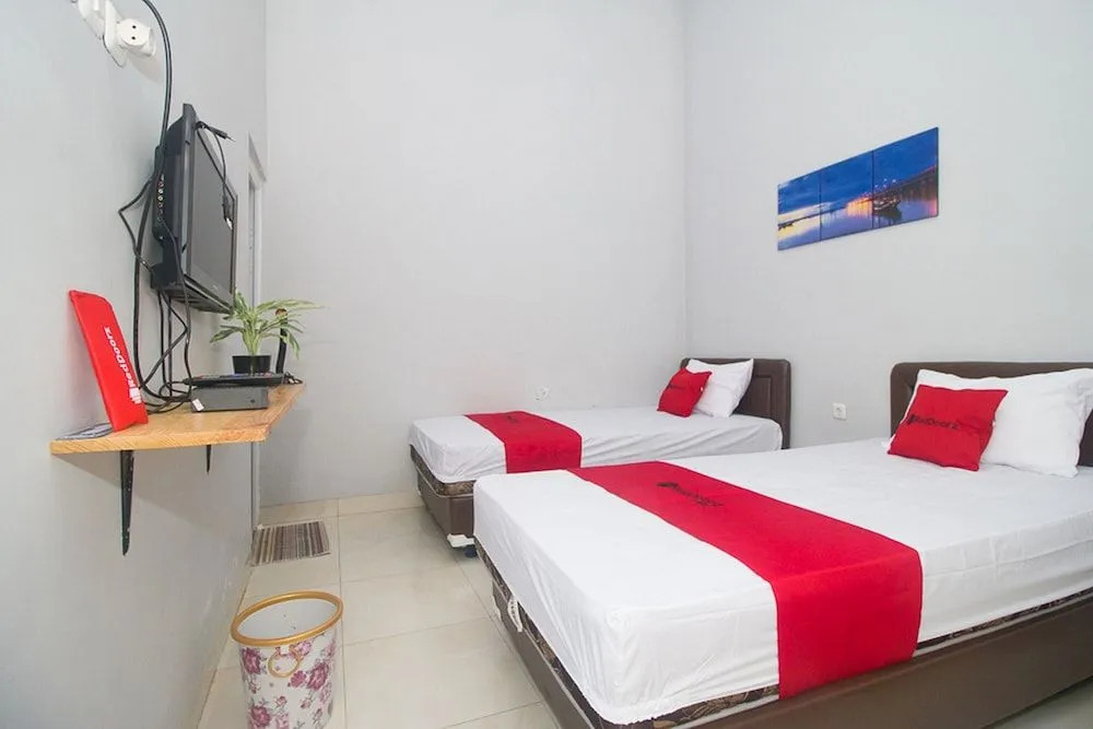 RedDoorz Plus Syariah near Alun Alun Sampang