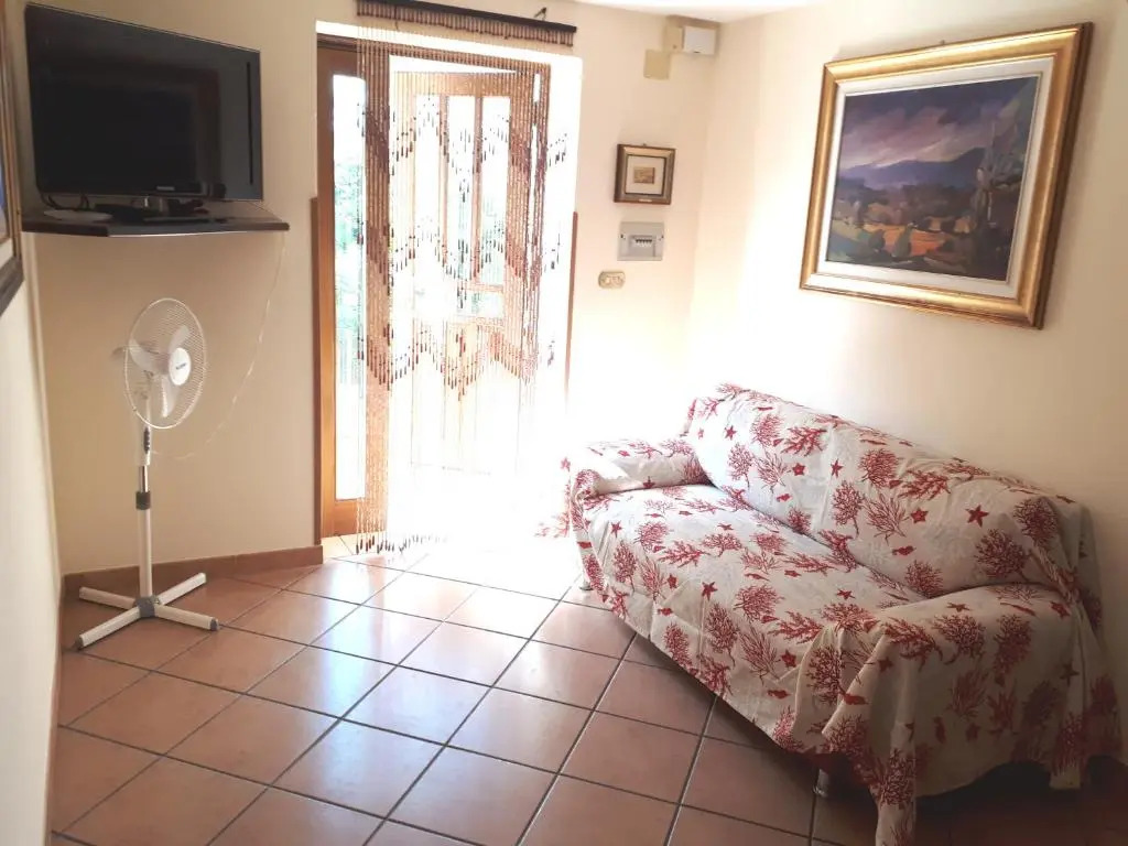 Comodo appartamento in villa 150 mt dal mare