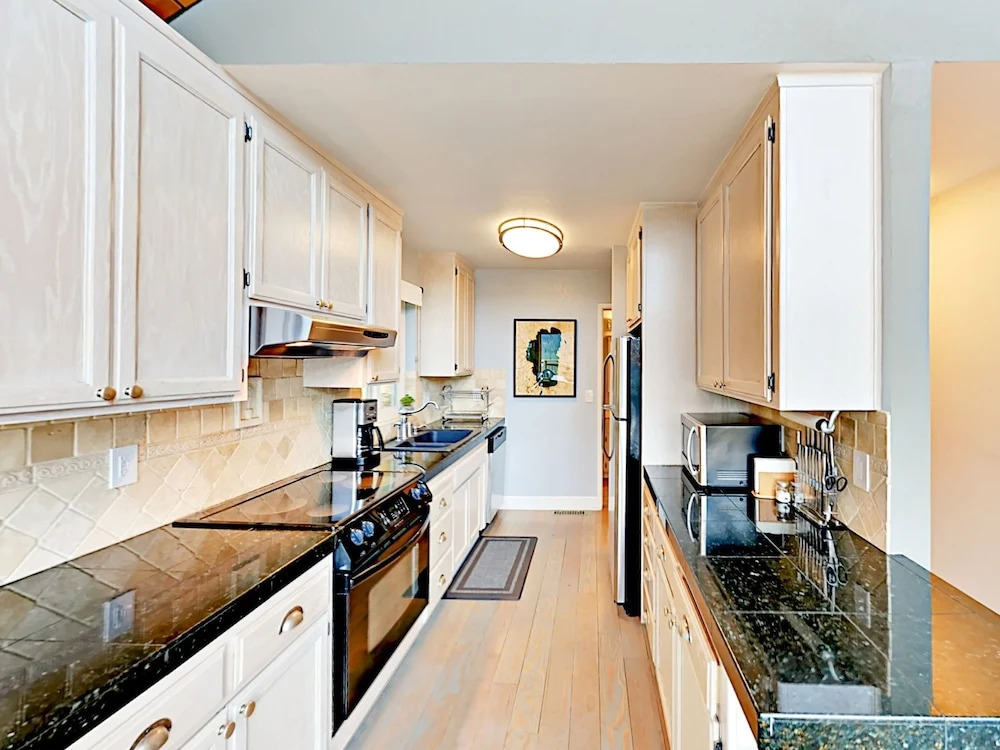 10172 Thomas Drive Home 4 Bedrooms 3 Bathrooms Home