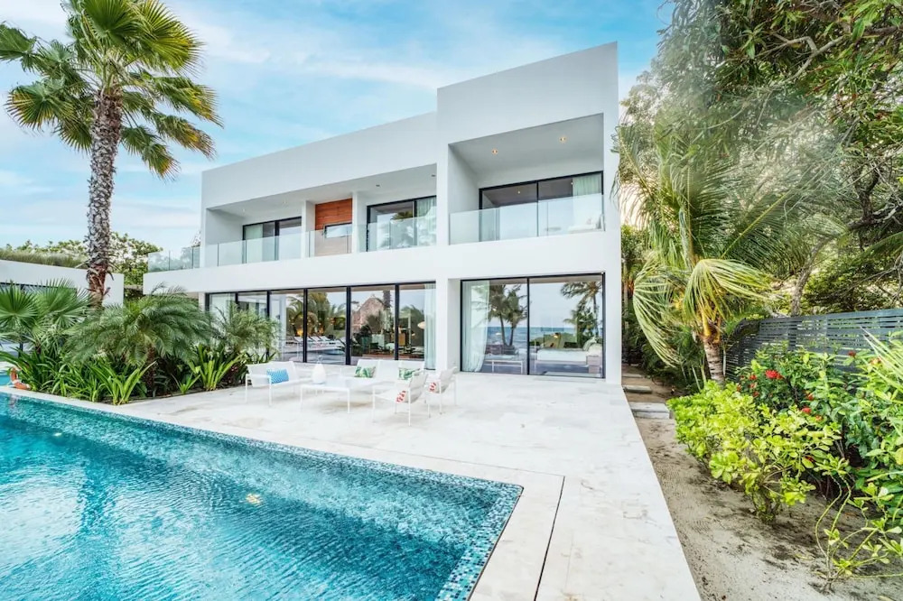 The Beach House - Upscale 5-bed Beachfront Villa w pool pier ocean views