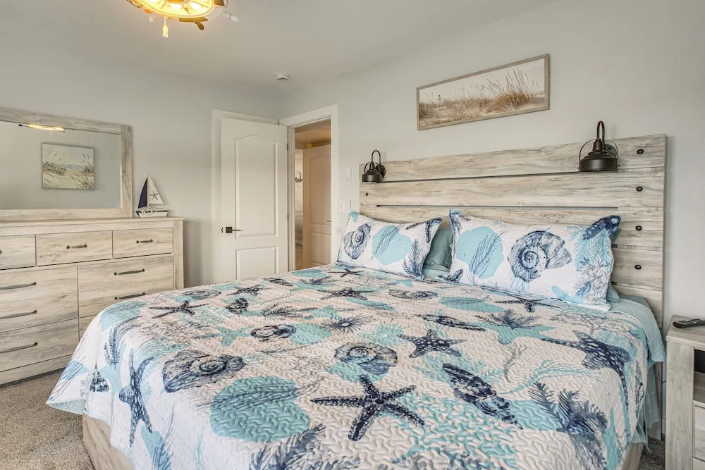 Waterfront PNW Escape w/ Deck & Beach Access!