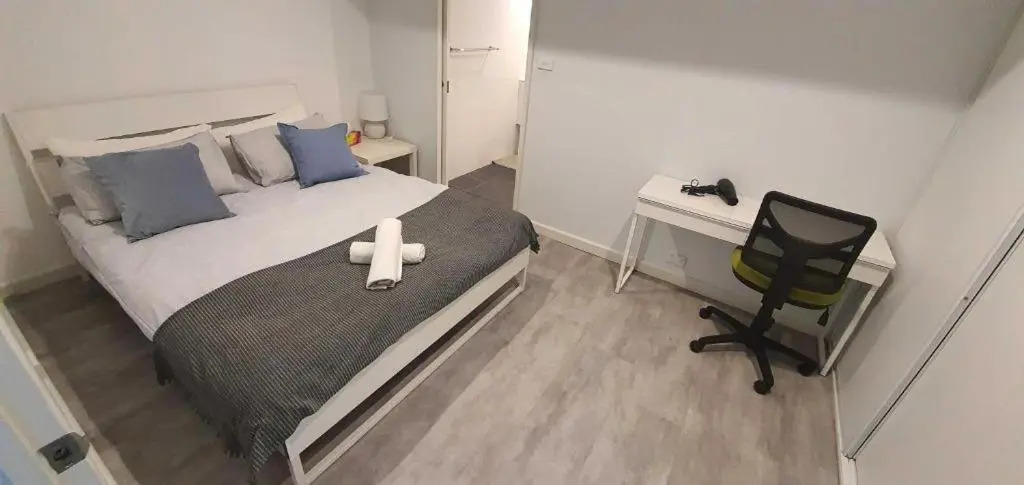 Dana-Cozy Private Room in Shared Central Apt-Rm 2