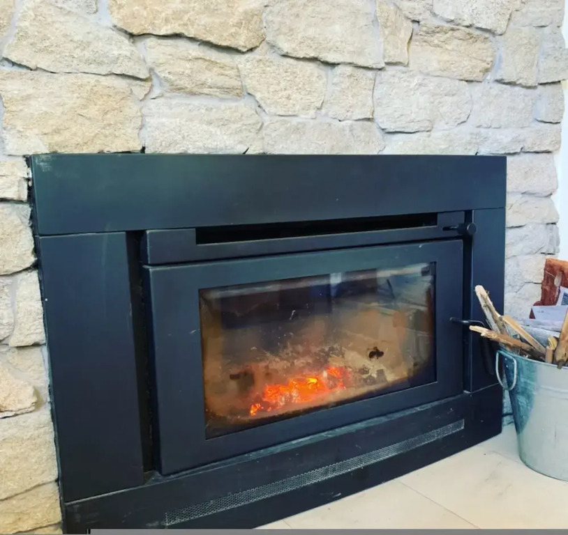 Hampton on Apollo - Ocean Mountain View Creekside Retreat Pet Friendly Free EV Charger Fireplace Wood Supplied During Winter