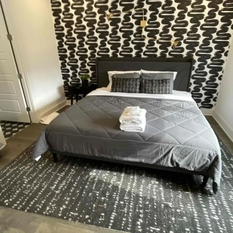 Spacious 4BR Minutes From Broadway- Sleeps 14