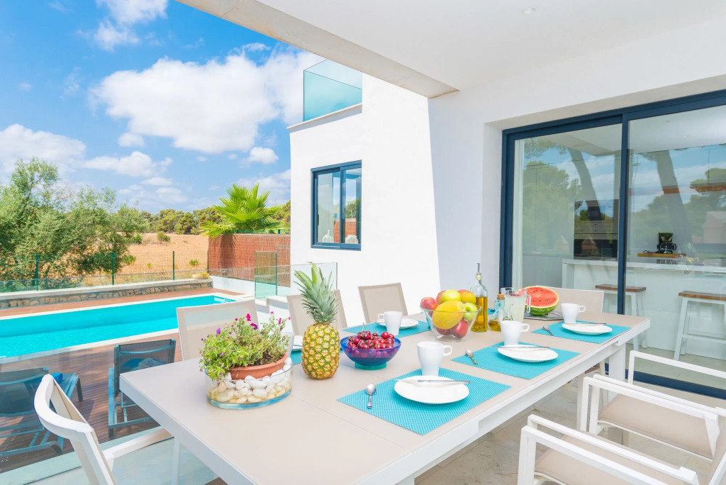 Villa Casa Marian for 8 with swimming pool, garden and close to beach