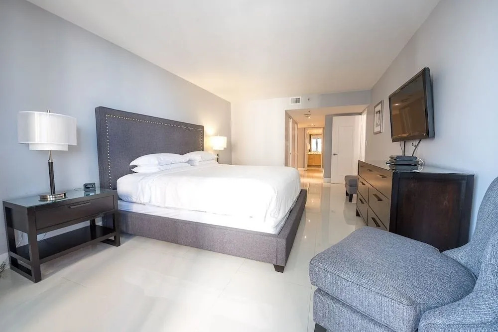 Sea-view Romantic Suite Minutes from the Beach