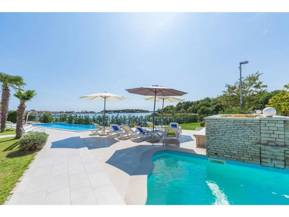 Apartment With Terrace And Pool In Medulin For 4 People Near The Sea