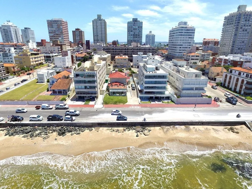 Alevines Playa el Emir Hostel & Suites