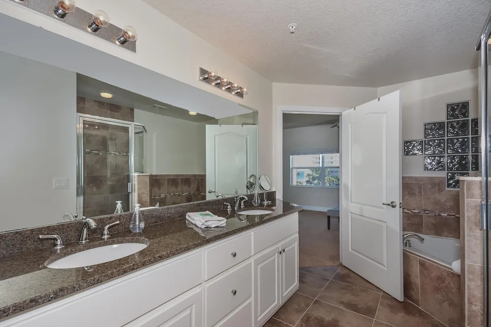 Large Corner Unit at Ocean Walk With Sneak Peak of the Ocean Ow20-501