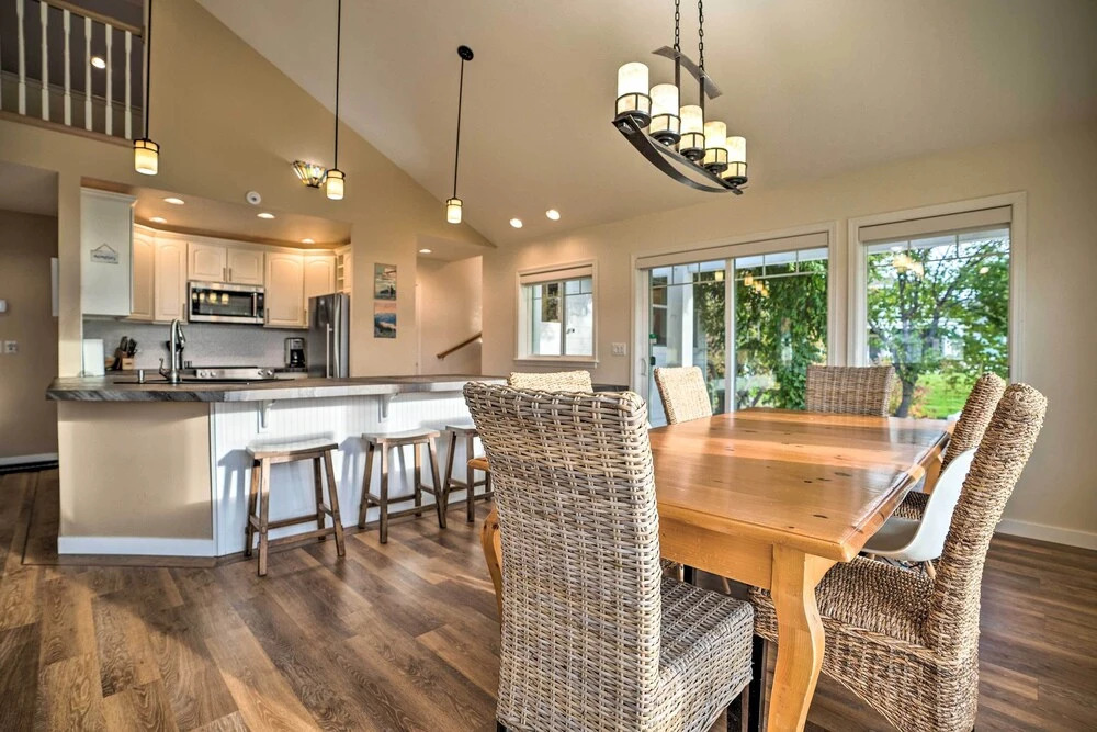 Family Home on Lake Chelan With Mtn + Lake View!