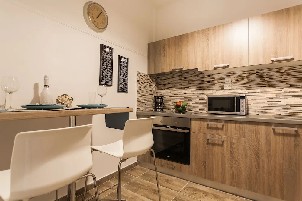 Big Central Metro Station Apartment 1