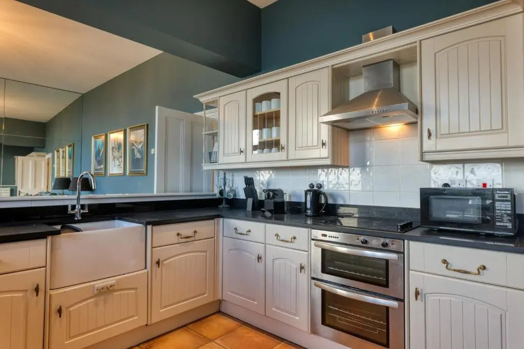 The Regency - Sea views and a modern art deco style interior