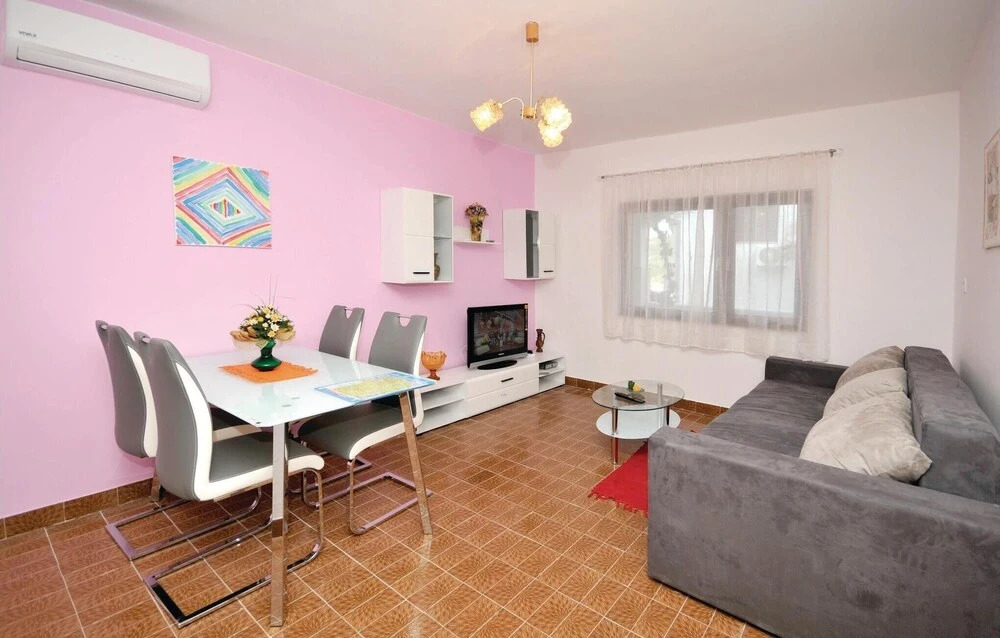 Stunning Home in Marina With Wifi and 2 Bedrooms