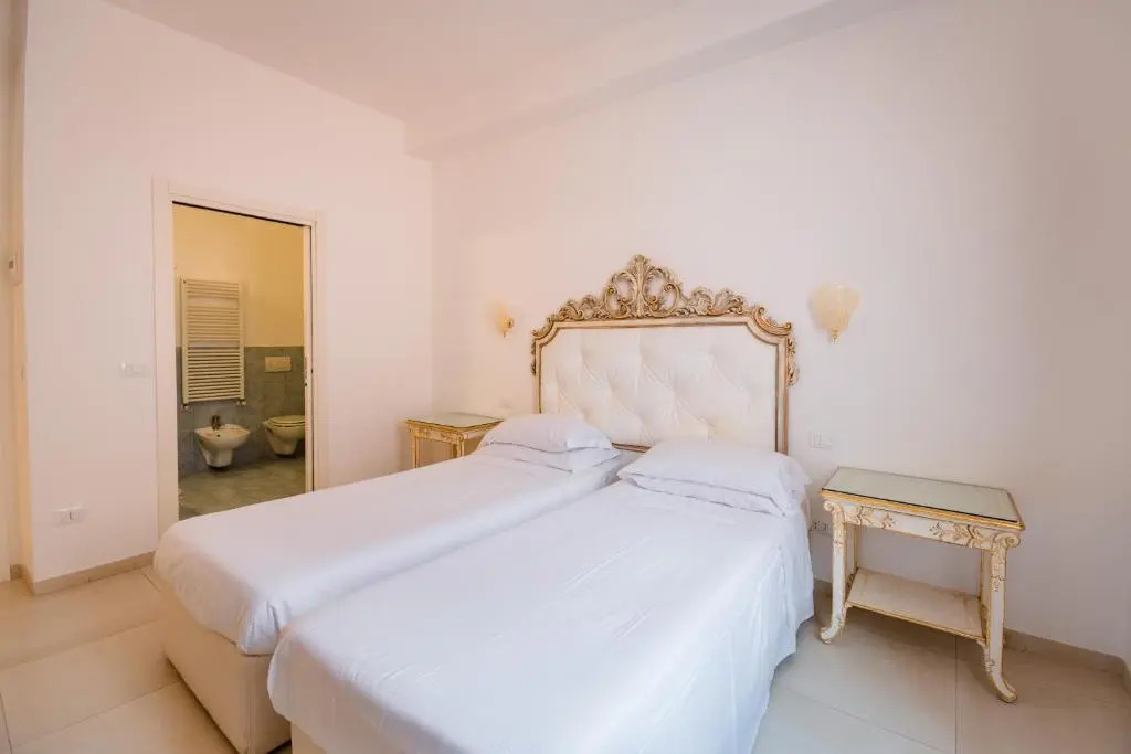 Residenza Due Torri check in presso HOTEL CENTRALE Vicolo Cattani 7