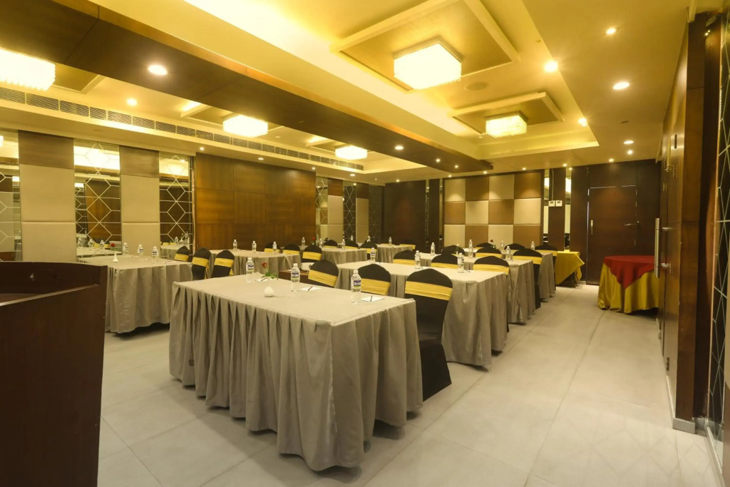 OYO Premium Deccan Apte Road