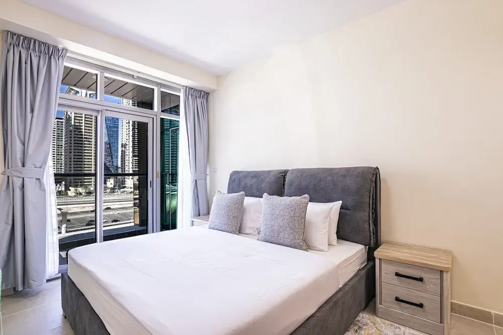 Prime 1BR Global Lake View Mins Metro
