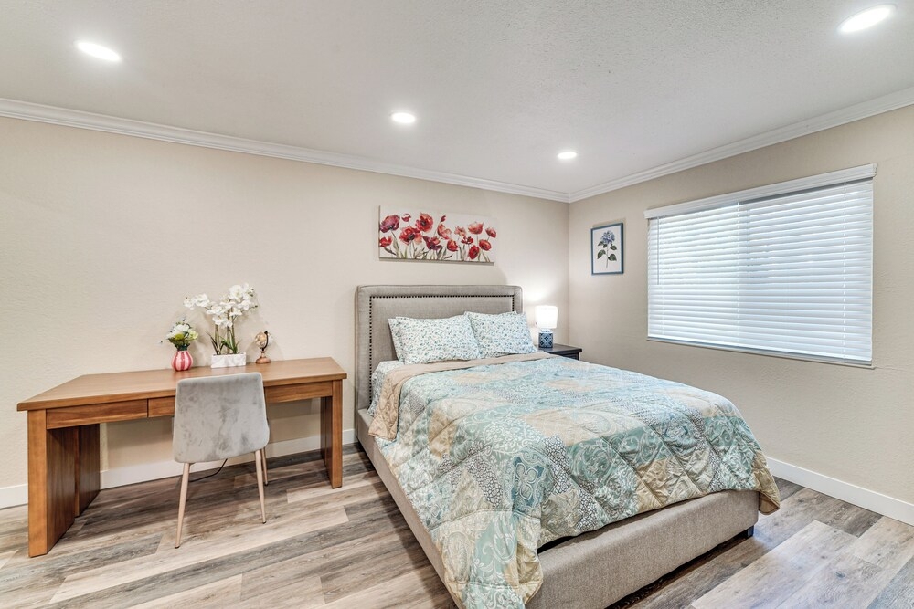 Shop, Hike & Sip Wine: Pleasanton Gem w/ Balcony!