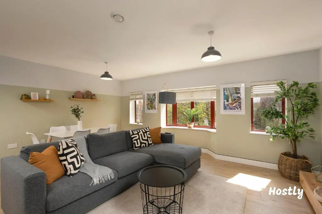 Wesley Gate Apartments - Building 3, by Hostly
