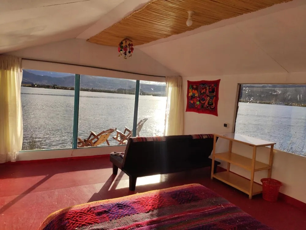 Uros Quechua Lodge