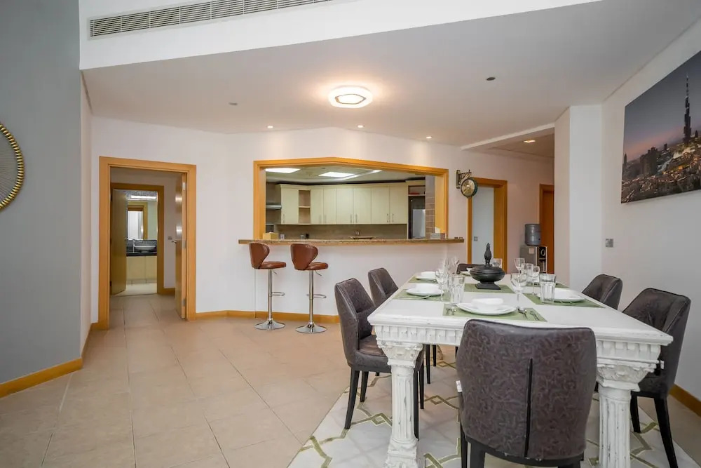 Luton Vacation Homes - Shoreline Apartment, Beach Access