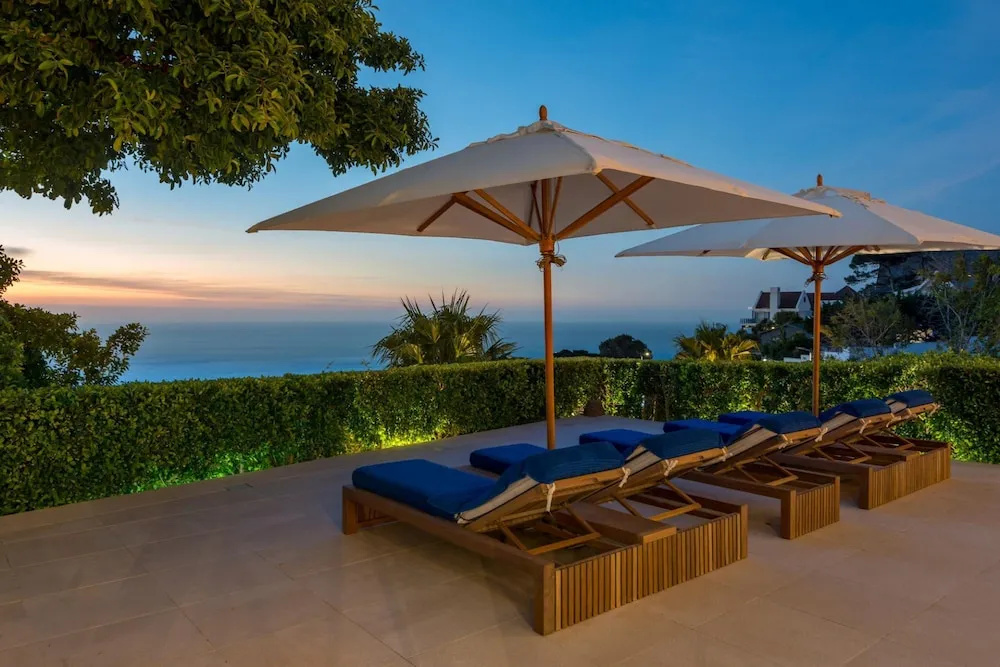 Camps Bay Luxury 5 Star 5 Bed w Gym Majestic Villa
