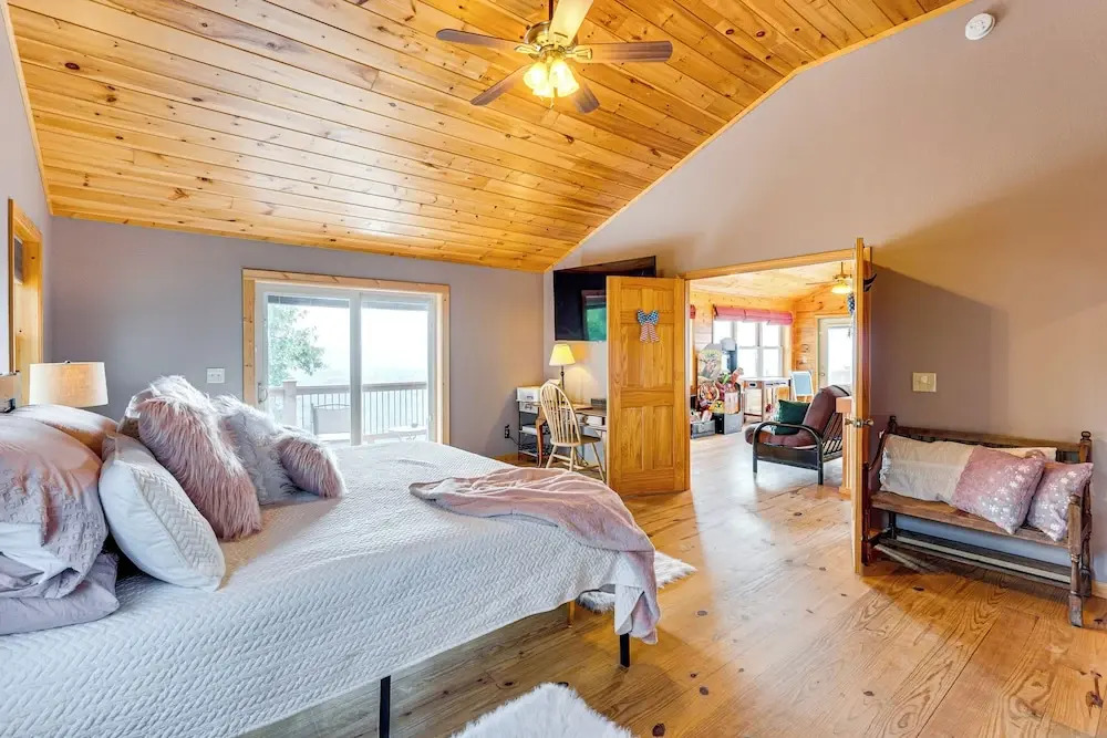 Mtn-View Cabin: Deck & Pets Welcome in Murphy