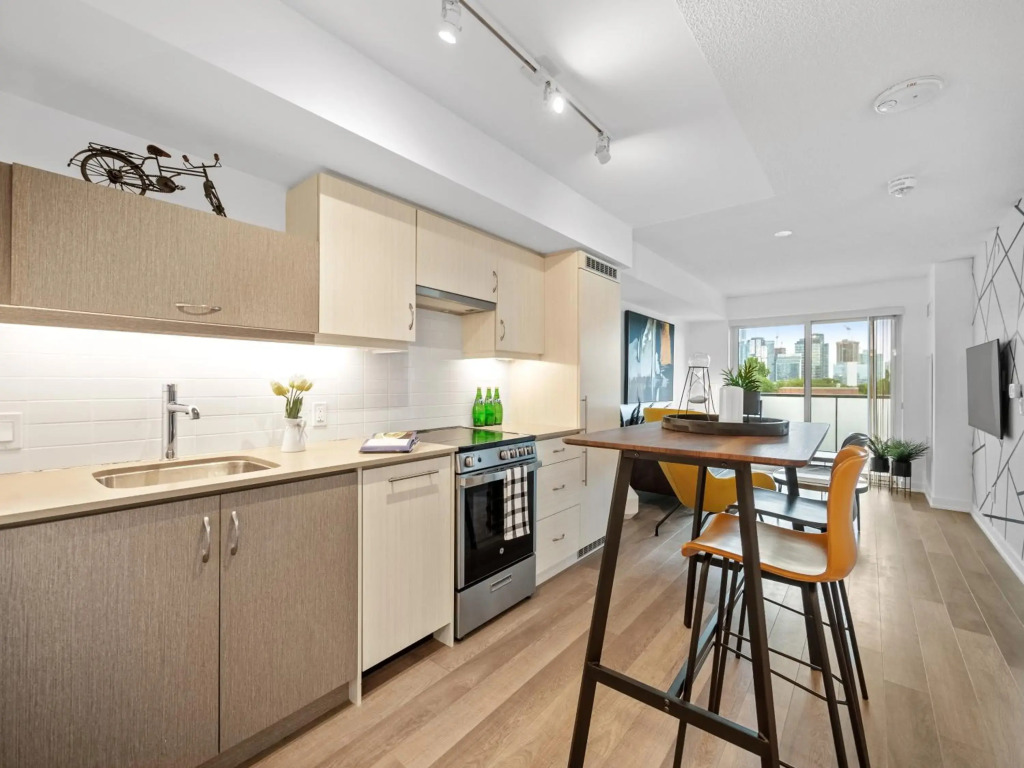 Sleek 1BR + office Condo - CN Tower/Skyline view