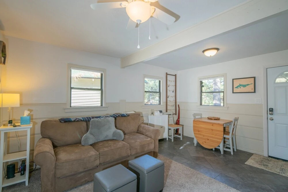 The Burrow - Charming, Cozy Cabin Close To The Lake And The Village! Fire Place! 1 Bedroom Home