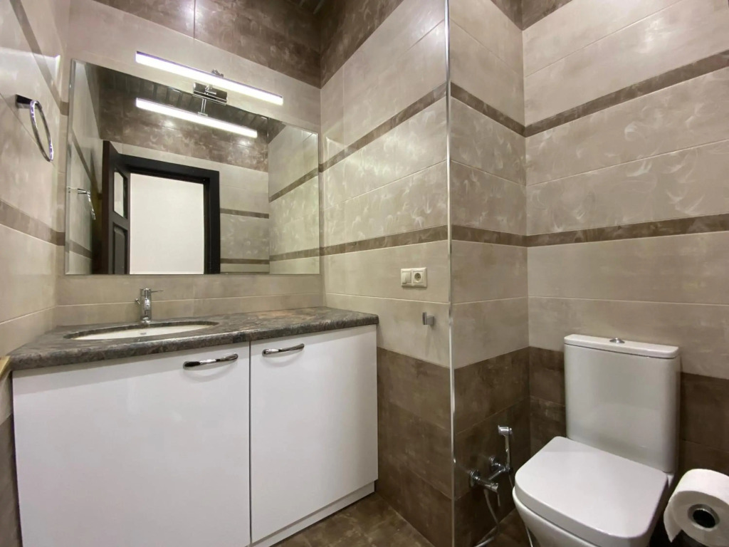 Kajaznuni Street, 3 bedrooms Luxury & Unique apartment QA444