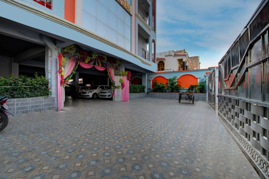 OYO 9658 Hotel Madhuram
