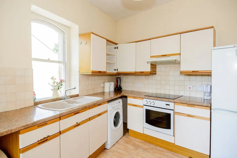 Spacious 4 Bedroom Home on Gloucester Road
